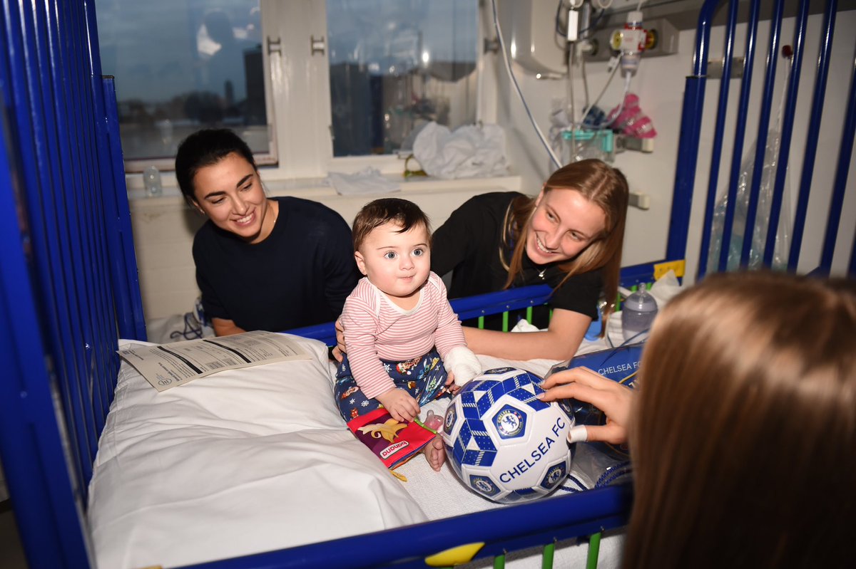 ChelseaFCW's tweet photo. Spreading some Christmas joy at St. Mary’s Hospital. 💙 https://t.co/3ZxgTcOeTD