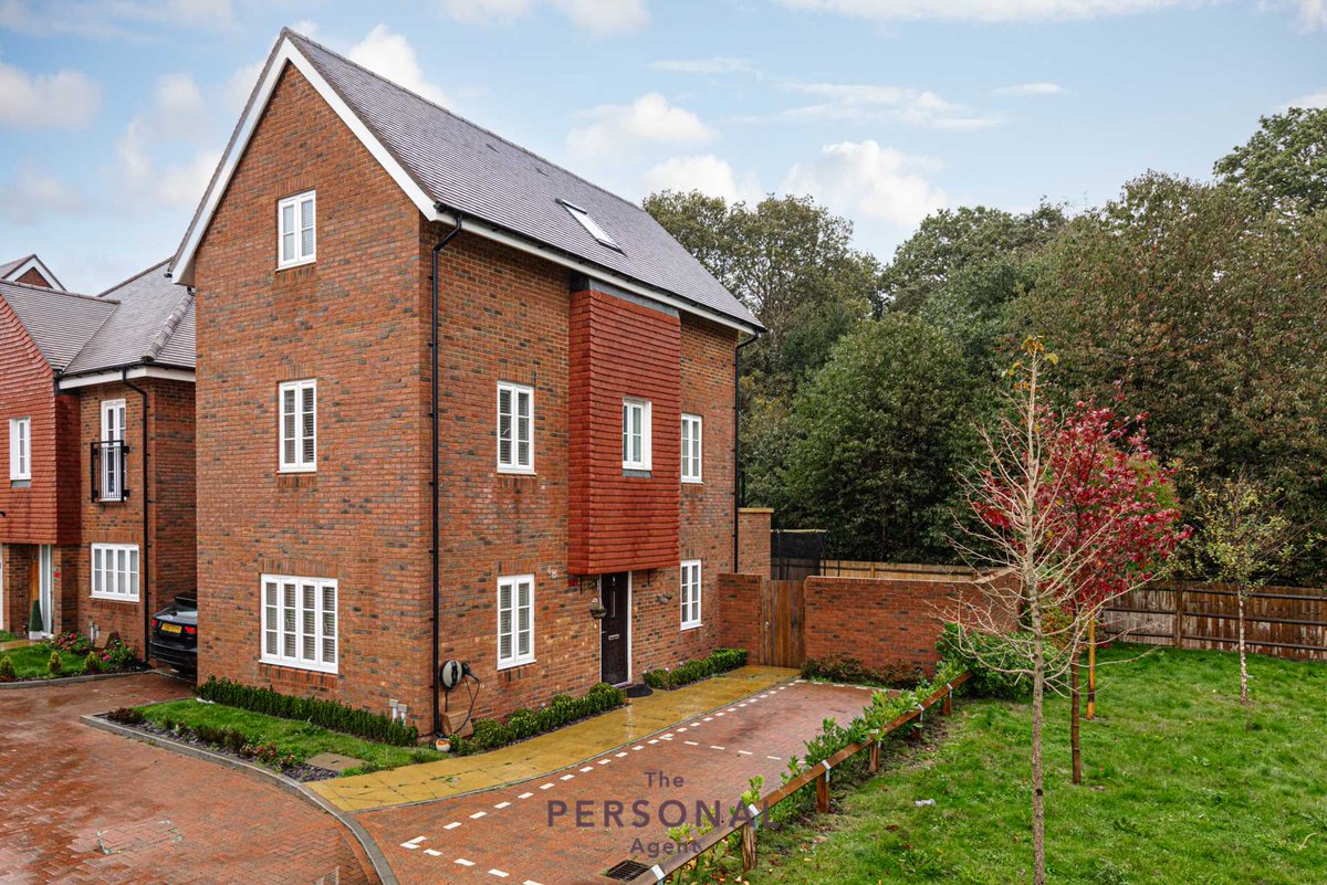 PersonalAgentUK's tweet photo. Our *LETTING OF THE WEEK*

Beatrice Square, Tadworth £2,800pcm

The Personal Agent are pleased to market this well-presented, stylish &amp; modern datached family home, located within the sought after development in Tadworth.

💻Visit this link to see more: https://t.co/tRxGwqLGJN https://t.co/5oge1yUF9m