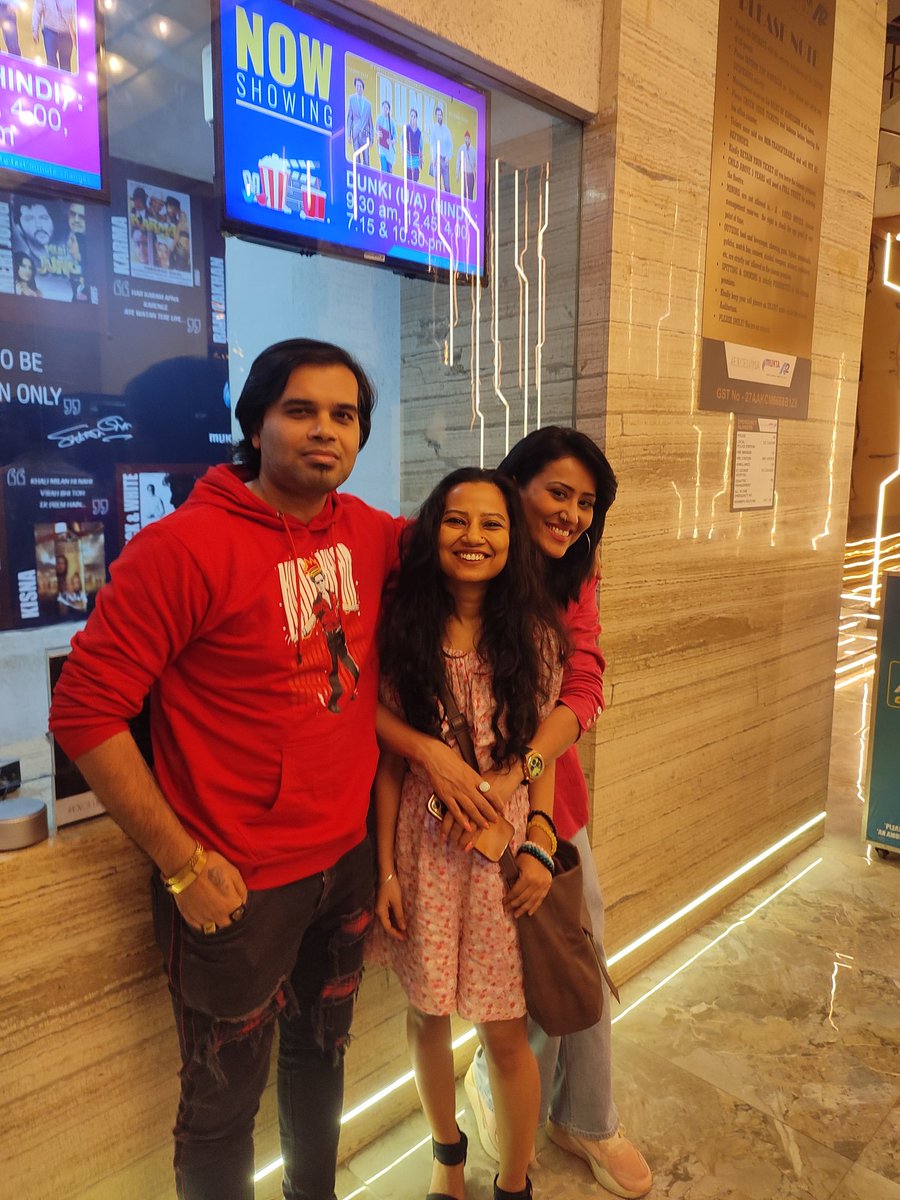 Second screening of #Dunki 
This time at #SouthBombay's iconic #NewExcelsior theater, with these two dear pals, who're just as big #KingKhan #ShahRukhKhan fans, wearing my treasured #SRK hoodie

#DunkiDay #DunkiStorm #DunkiInCinemas 
.
.
#SRKian For Life
#SRKFanClub #SRKfan…
