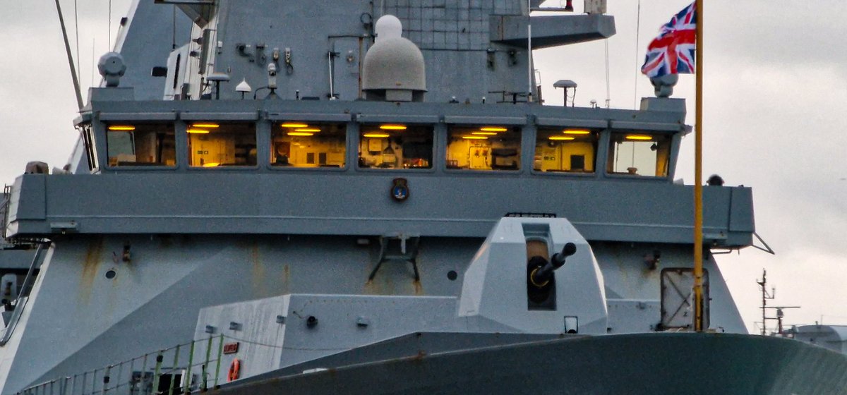 Keeping Dauntless warm! @HMSDauntless @NavyLookout @ModernNavy @WarshipCam @WarshipsIFR @warshipworld