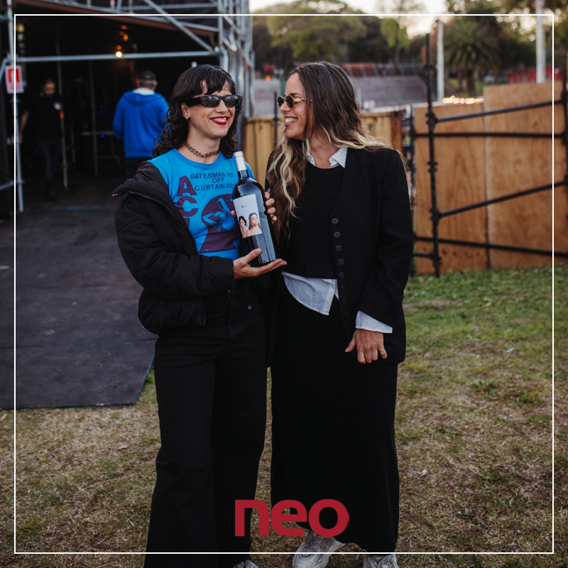 BodegasNEO's tweet photo. Otro de esos recuerdos que nos llevamos desde Sonorama Uruguay fue poder estar con la banda @perotachingo, a quienes les pudimos entregar su botella personalizada. ¡Todo un placer! ❤️❤️
#BodegasNeo #RiberaDelDuero #Vino https://t.co/VOPG6Ks1yt