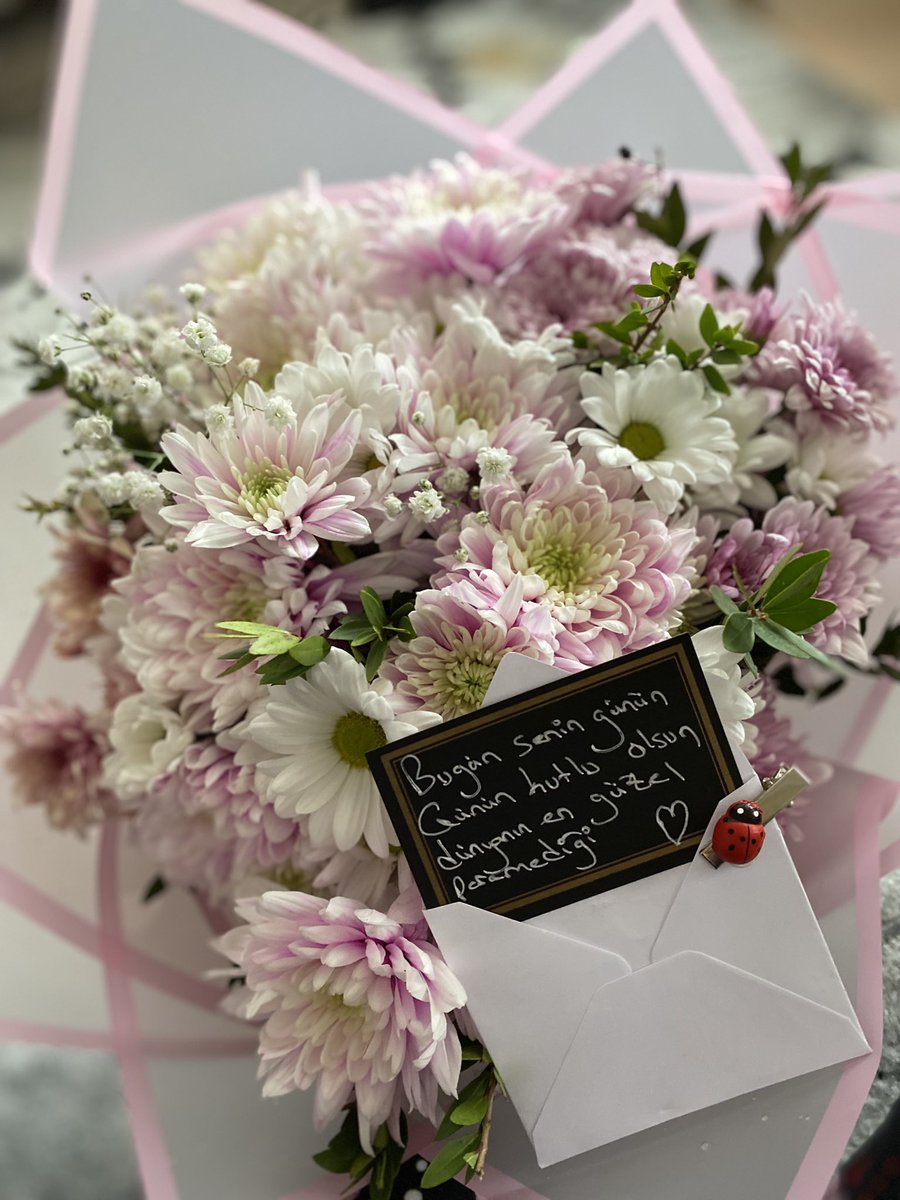 Bu çiçekler mesleğini seven, atanmak için çabalayan ve görevi başında 7/24 çalışan tüm paramedik arkadaşlarıma… Günümüz kutlu olsun 🤍✨