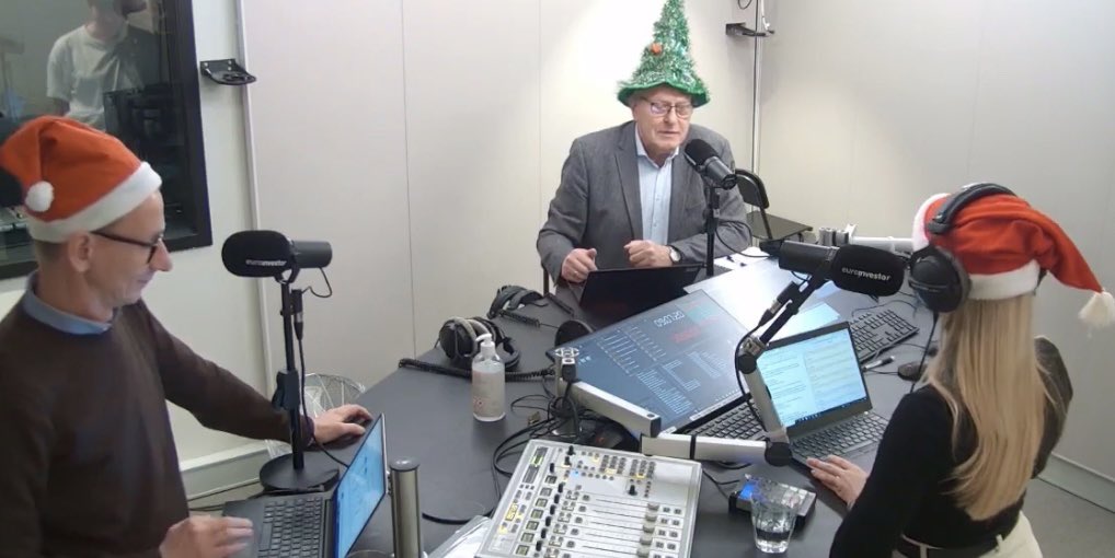 Julehygge i #Millionærklubben fredag med alletiders nissebande styret knivskarpt af <a href="/SigneTerp/">Signe Terp</a>. Hør bl.a. hvilket selskab Lau Svenssen mener er et “socialdemokratisk snot-foretagende” og hvilket, der er “presset af narko”. Link i tråden. God jul 🌲🌟♥️