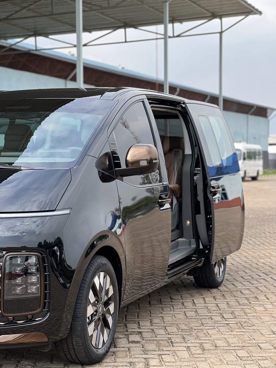PTS_Rwanda's tweet image. Driving success, one mile at a time. Unveiling our latest Hyundai van – where efficiency meets style. #BusinessOnTheGo #HyundaiInnovation #PremiertranspostTourServicesLtd #RwOT #RwPetrolhead