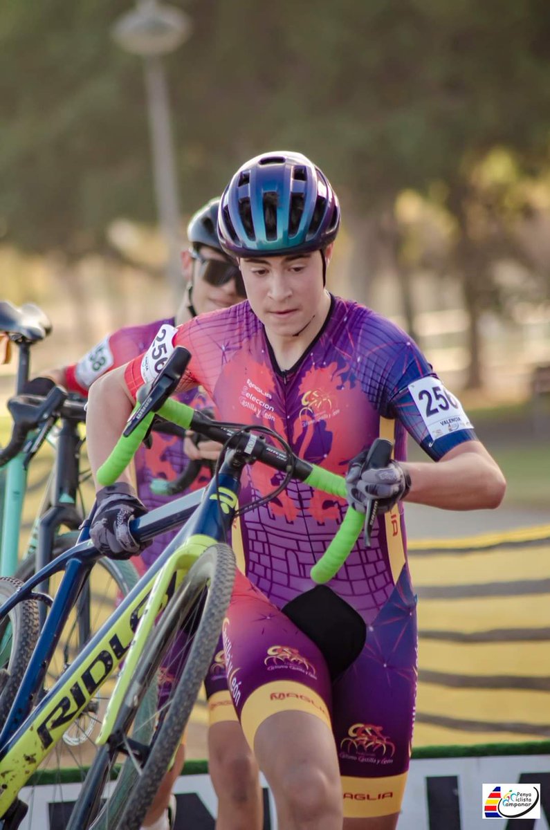 CCBurgales's tweet photo. 🚵🏽‍♂️ #ciclocross | Gran participación del #cadete Raúl Rodríguez en la última prueba de #CopaEspañaCX 🏆🇪🇸 en #CXValencia con la selección de Castilla y León 🏰🦁
💪🏽 Gran esfuerzo y suma de experiencia en esta gran temporada que está completando
Enhorabuena! 📣 1, 2, 3... CCB!!! https://t.co/tGD59OfeEX