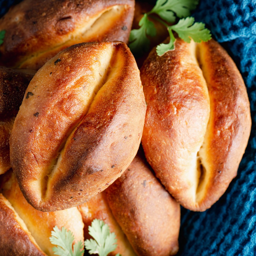bestbakingtips's tweet photo. Rolling into perfection with Parker House Rolls - a symphony of softness and buttery bliss! 🍞✨

Grab the full recipe: https://t.co/Zk4CdO7y00 

#BreadHeaven #HomemadeDelights https://t.co/46YEVKnxhL