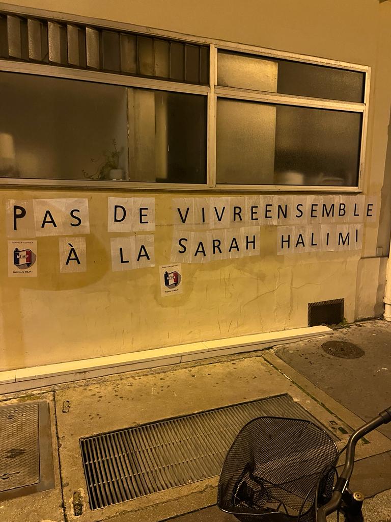 Hier soir, une dizaine d'étudiants du MEJF collaient dans les rues du Quartier Latin. Les juifs français sont conscients des véritables menaces qui pèsent sur eux, n'en déplaise à l'@uejf, au @Le_CRIF et autres courtisans. (Devant @sciencespo, l'@UnivCathoParis et @Senat)