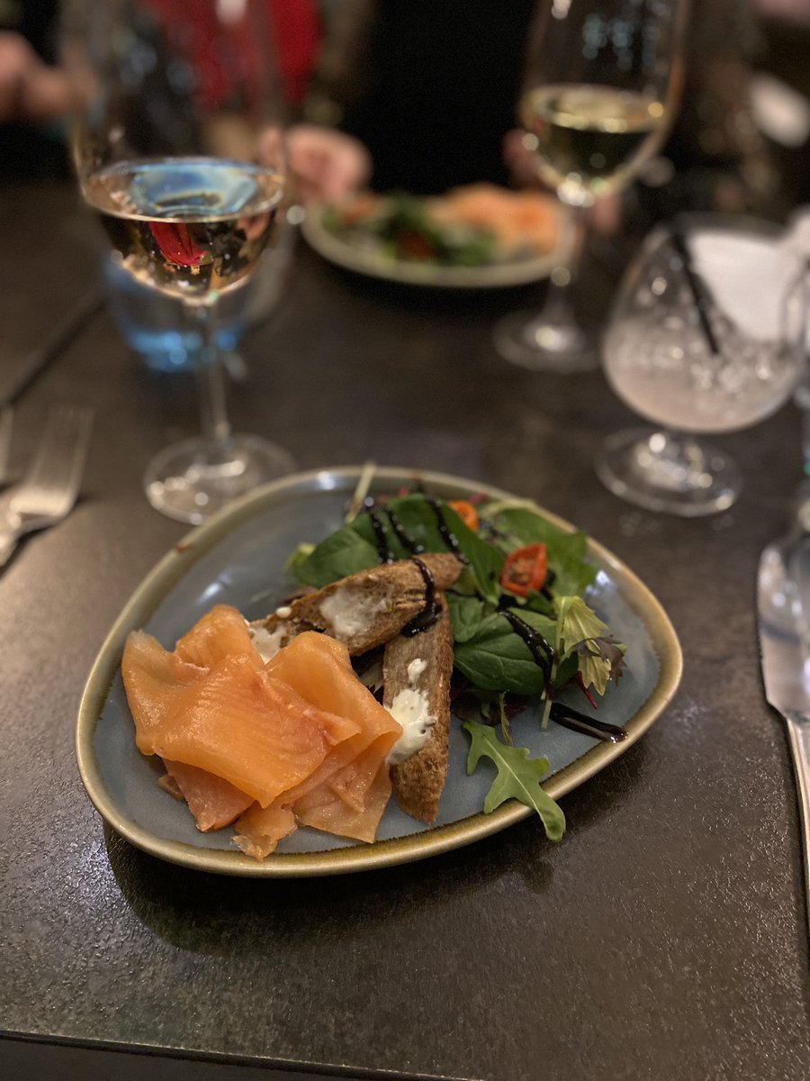 binkybunny7's tweet image. Festive fun with 4 fabulous ladies, with @BarnBerryfields serving up the delicious food 🤤 I feel incredibly grateful for their support through a tough few months 🫶🏻 #friends #MerryChristmas 🎄🎅🏻🍸