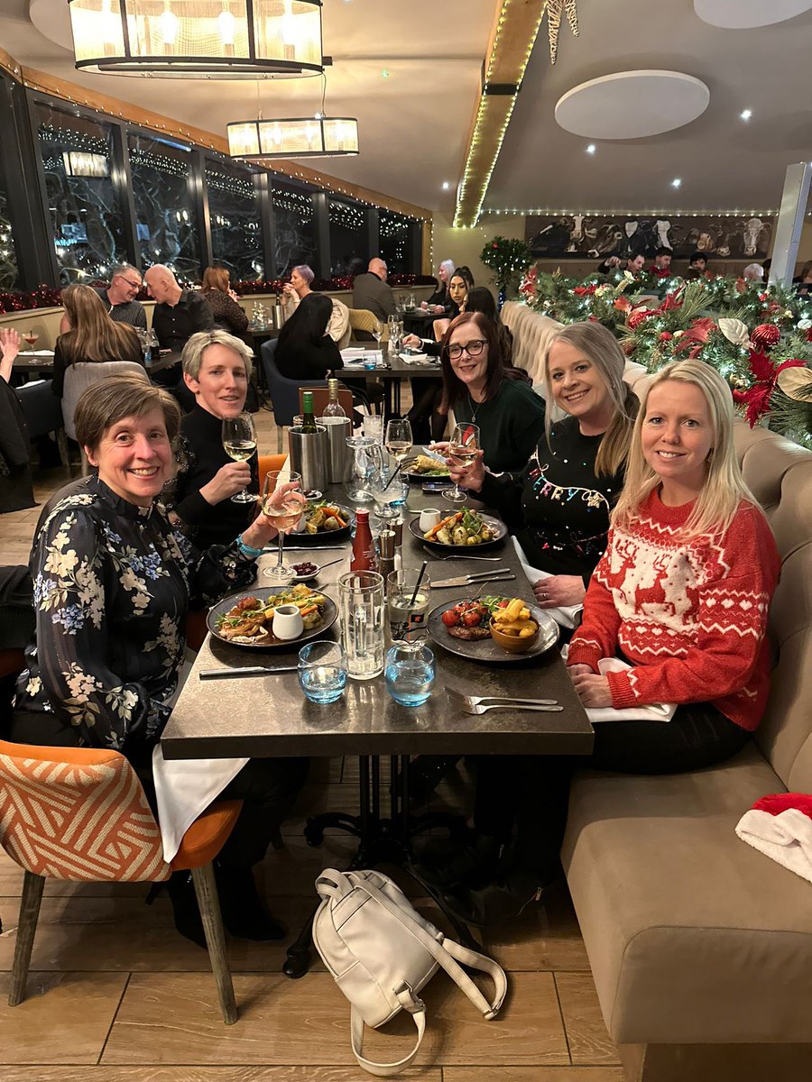 binkybunny7's tweet image. Festive fun with 4 fabulous ladies, with @BarnBerryfields serving up the delicious food 🤤 I feel incredibly grateful for their support through a tough few months 🫶🏻 #friends #MerryChristmas 🎄🎅🏻🍸