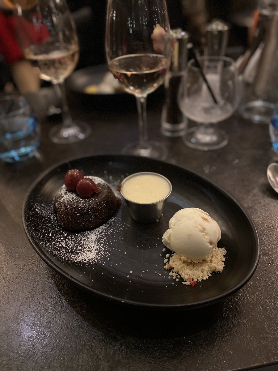 binkybunny7's tweet image. Festive fun with 4 fabulous ladies, with @BarnBerryfields serving up the delicious food 🤤 I feel incredibly grateful for their support through a tough few months 🫶🏻 #friends #MerryChristmas 🎄🎅🏻🍸