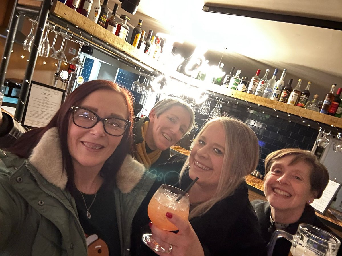 binkybunny7's tweet image. Festive fun with 4 fabulous ladies, with @BarnBerryfields serving up the delicious food 🤤 I feel incredibly grateful for their support through a tough few months 🫶🏻 #friends #MerryChristmas 🎄🎅🏻🍸