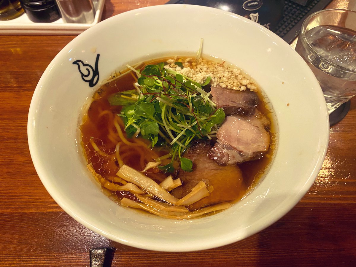 要町 麺屋 KEMURIさんにお伺いさせていただきました！
とても珍しい燻製のラーメンが大人気🍜
全て自家製の燻製だそうです🍖
店内はウイスキーが400種類もあり、マリアージュを楽しめます！
中にはスープにウイスキーを入れるものもあるらしい！？
燻製ラーメンとても美味しかったです😊✨

#TWLC