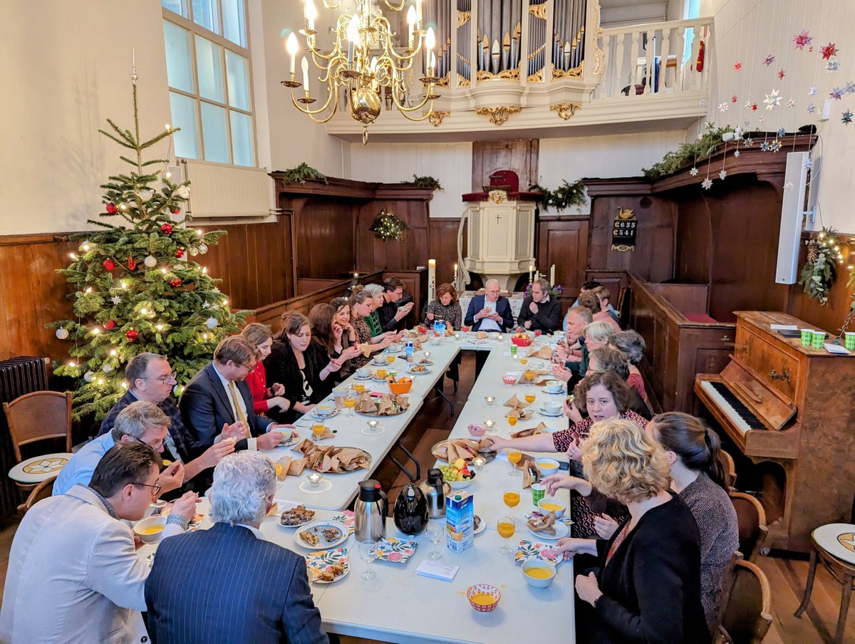 Alle IZB-collega’s wensen u een mooi Kerstfeest en gezegend Nieuwjaar! Ds. Sjaak van den Berg sprak tijdens de kerstlunch over de betekenis van kerst. Lees zijn bespiegelingen hier: tinyurl.com/kerstmeditatie