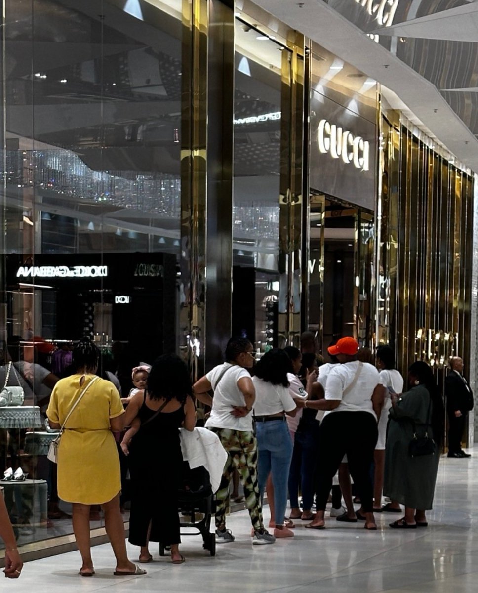 AgentLeonV3's tweet image. Queueing at a Gucci is the definition of financial freedom.....