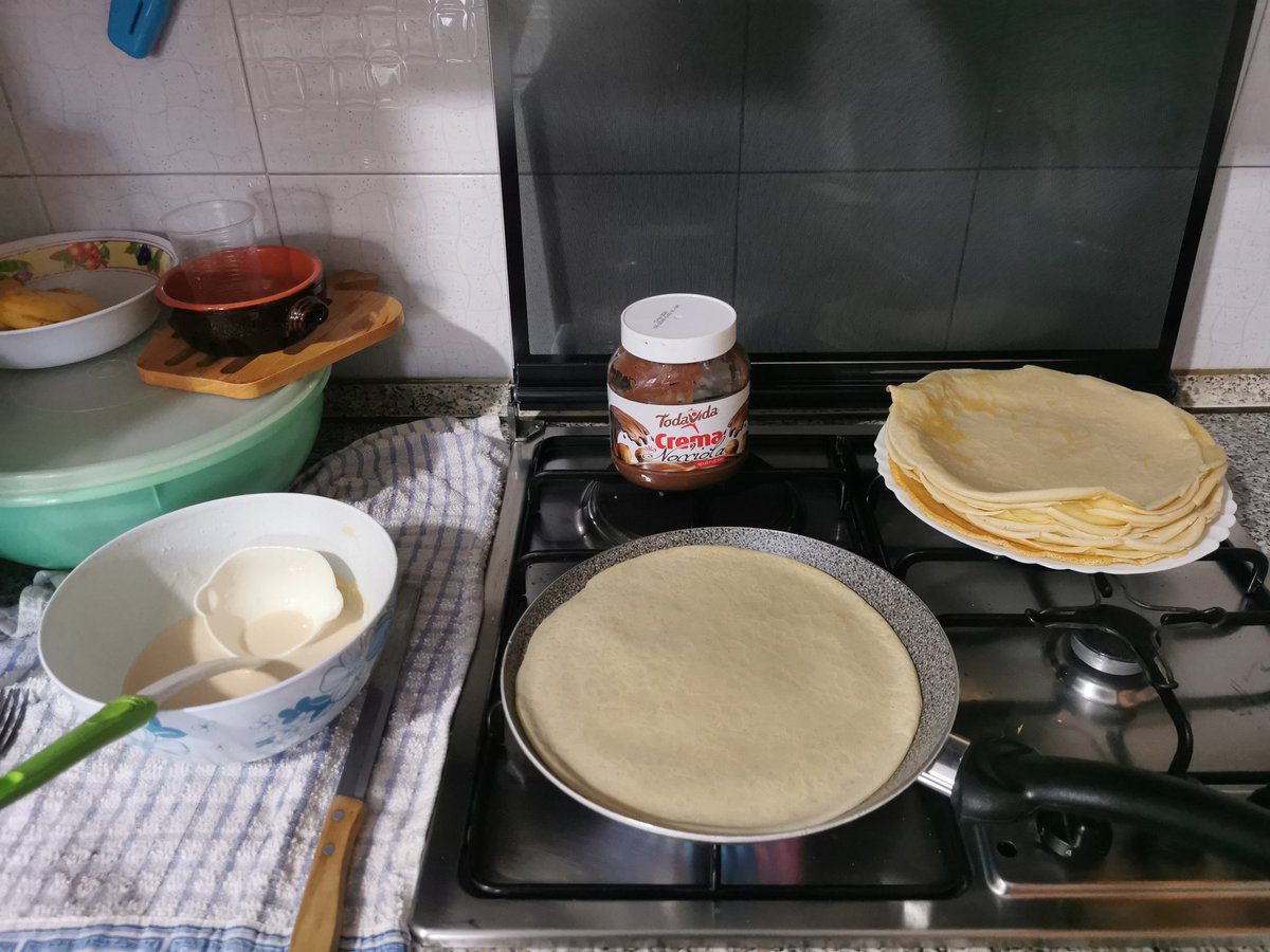 Hazelnut cream crepes 😋. We welcome advice on what to put inside that is healthier 😅...
