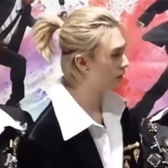 archivehj's tweet image. look at his long ponytail omg