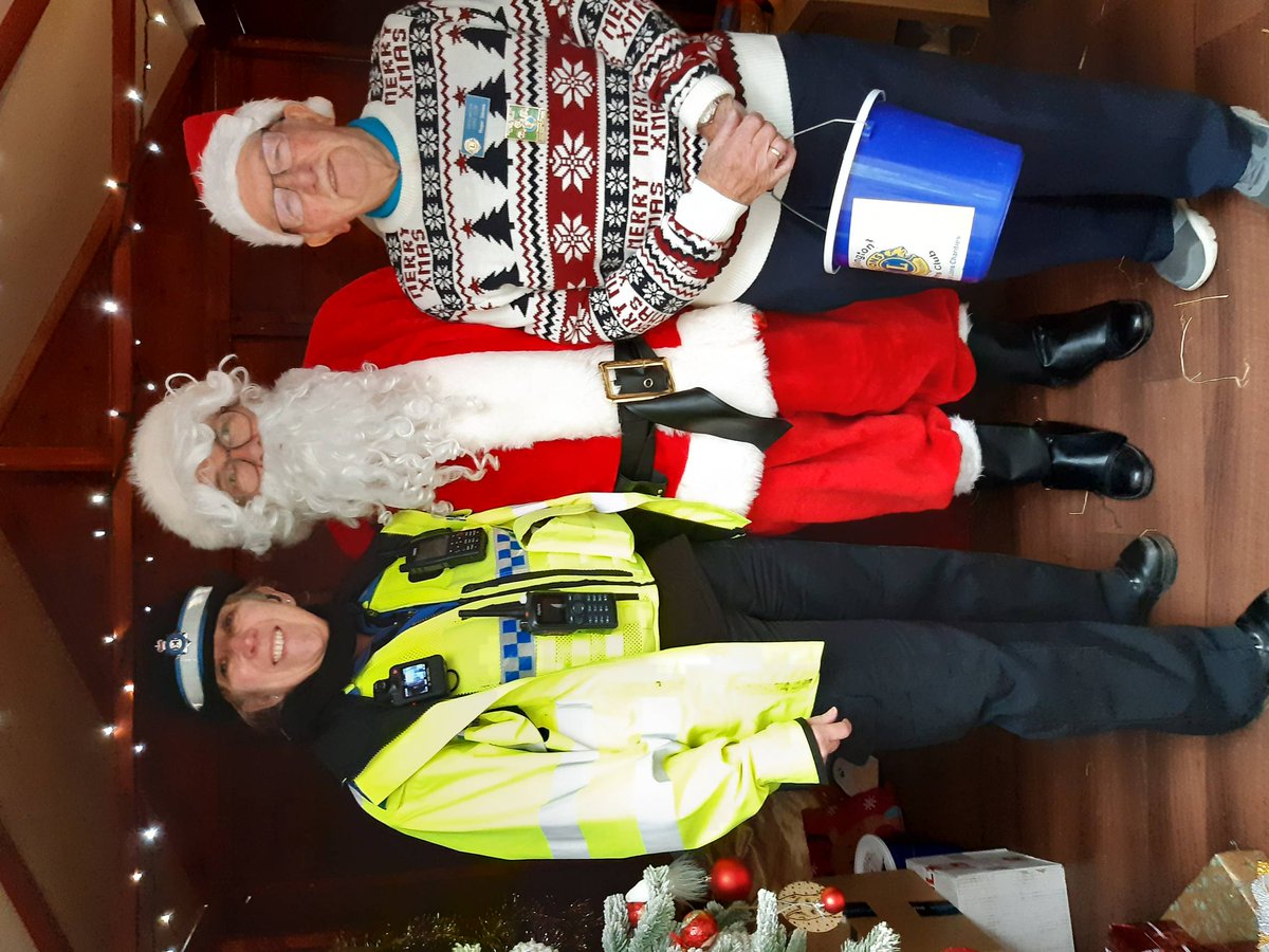 Humberbeat_ERYN's tweet image. Pcso Feirn out on foot patrol meeting Santa from the Bridlington Lions

#opyuleride
#inourcommunity