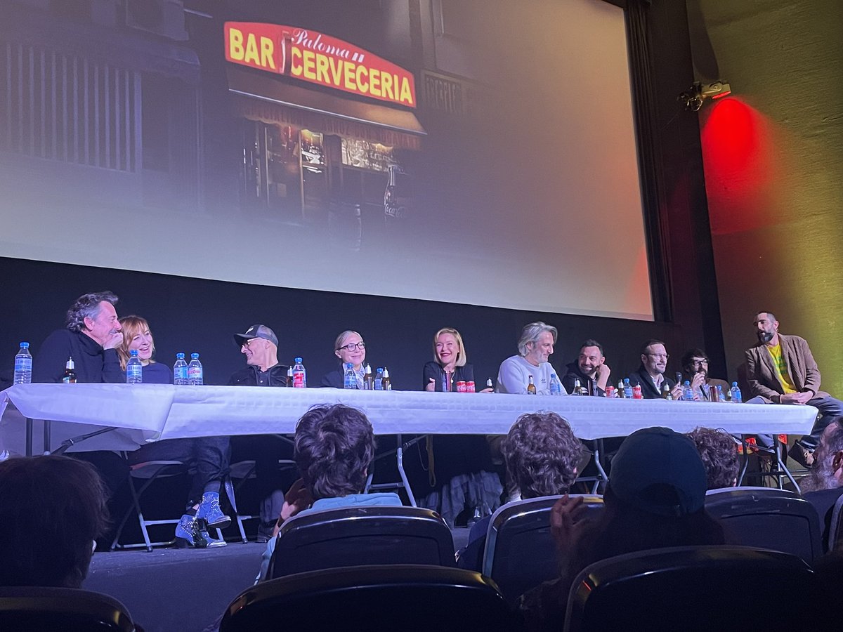 David Sánchez-Cañete (@daviddesanchez) on Twitter photo Una gozada la reunión anoche, 20 años después, del elenco y director de una película de culto del cine patrio: #DíasDeFútbol.
Una gozada poder charlar con actores y actrices que idolatro por este filme y su trayectoria, como <a href="/castropilar/">Pilar Castro</a>, cuyo hermano fue un enorme futbolista. Una gozada la reunión anoche, 20 años después, del elenco y director de una película de culto del cine patrio: #DíasDeFútbol.
Una gozada poder charlar con actores y actrices que idolatro por este filme y su trayectoria, como <a href="/castropilar/">Pilar Castro</a>, cuyo hermano fue un enorme futbolista.