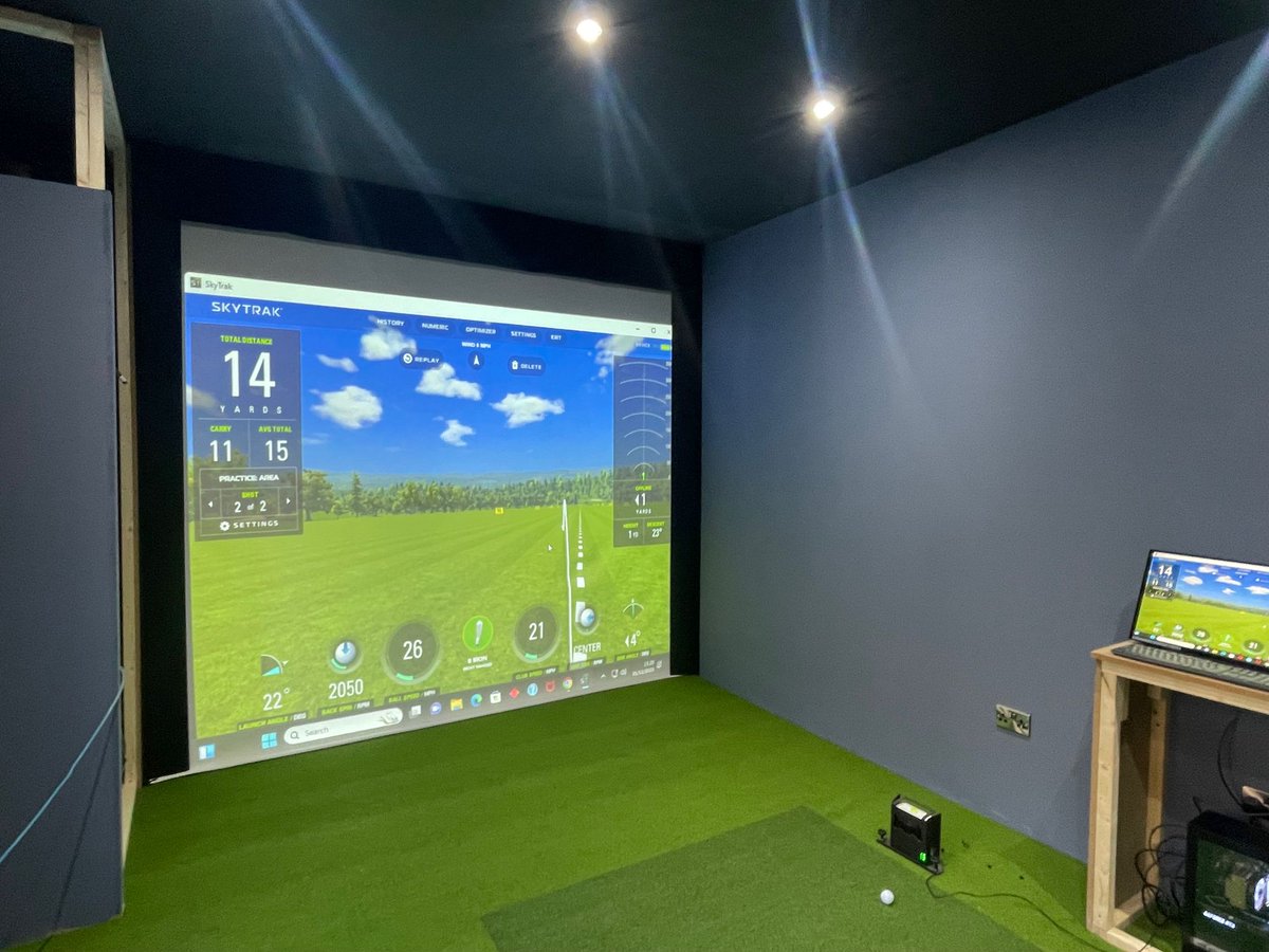 GolfinSimulator's tweet image. Great to get things signed off for the Xmas period!
Merry Christmas 🎅 
#skytrak
#golfsimulators
#home
#golfrooms