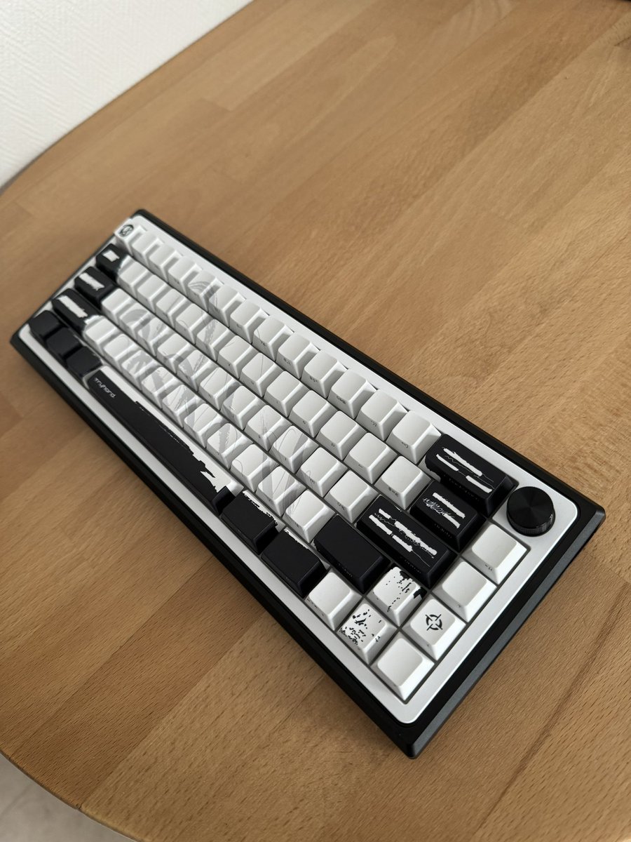 Meilleur clavier de tout les temps. J’vous jure j’ai jamais ressenti sa en tapant sur un clavier. Merci pour ce bijou @Cyril_mp4