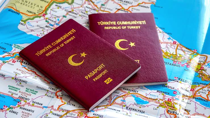 Şu gördüğünüz dandik bordo kağıt parçası TC pasaportu

Eğer buna sahipseniz

🟥 Bilim insanı veya sanatçı olsanız dahi ABD'ye giremeyebilirsiniz

🟥 Sporcu olsanız dahi İngiltere'ye giremeyebilirsiniz

🟥 Sırbistan'da taciz ve gasp edilip polise gitseniz işkence görebilirsiniz