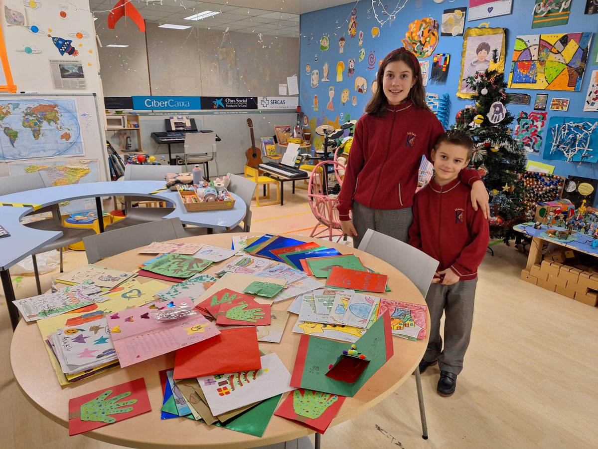 Alumnos y profesores del CPR Plurilingue Karbo haciendo entrega de las postales de Navidad confeccionadas para los enfermos ingresados en el CHUAC. Gracias!!!!