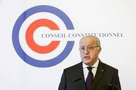 A l'issue du Vaudeville,le Président de la République adresse la #LoiImmigration,enfin votée,à son Président du @Conseil_constit. L'homme du sang contaminé,dont je connais une des victimes encore en vie,est chargé de choisir entre «le bon grain et l'ivraie». Malheureuse France!