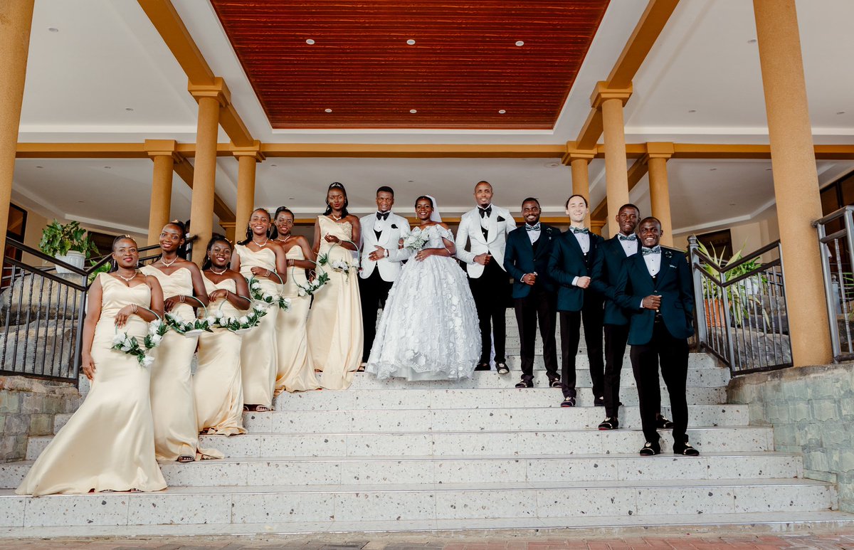 🌸The entourage 🌸 a reflection of every couple’s  journey, representing the  bonds that have shaped them into who they are 💍 🎉📸 Creative photography pictures, your amazing moments 🌸
Contact us on 0773-918-929
#creativephotography #weddings #festiveseason #celebratinglove