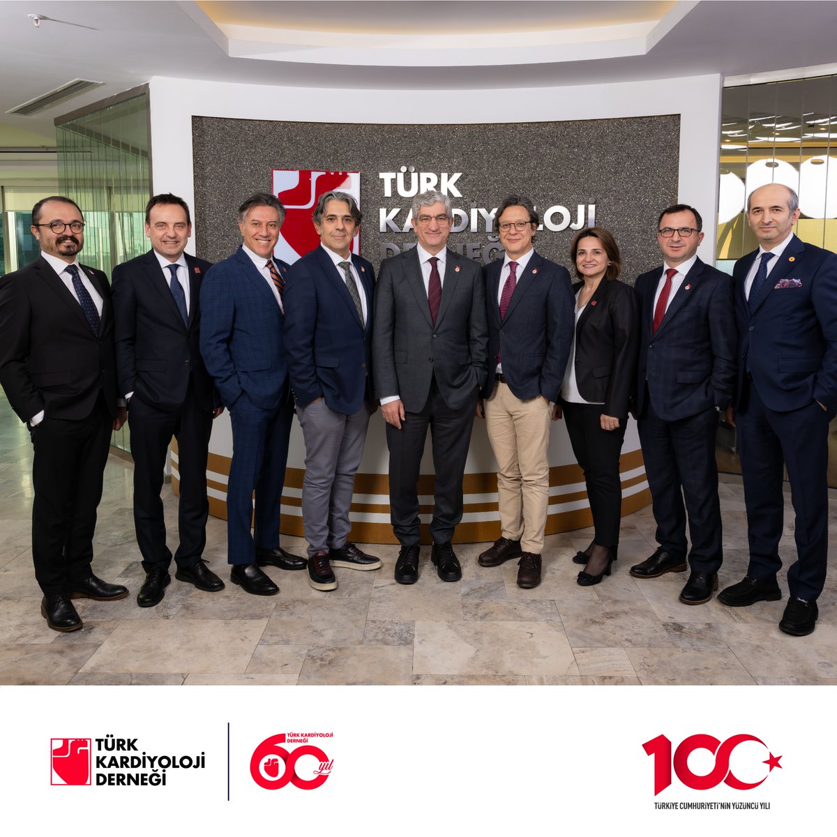 Türk Kardiyoloji Derneği Olağanüstü Genel Kurulu başarıyla tamamlandı ve yeni dönem yönetim kurulumuz heyecanla görevine başladı. Yoğun katılım gösteren üyelerimize teşekkür ederiz.
Tüm kardiyoloji camiasının ortak hedefleri için buradayız. ❤️