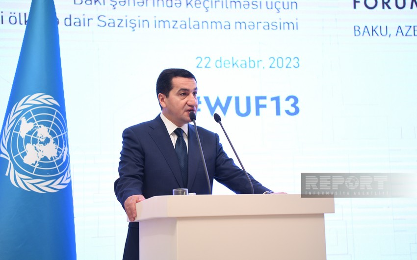 📢De naoorlogse herstelinspanningen van #Azerbeidzjan internationaal tentoongesteld. 🌍H. Hajiyev benadrukt de unieke ervaring in de bevrijde gebieden tijdens de ondertekening van de overeenkomst met de #VN 🇺🇳 voor WUF13 in #Bakoe 2026. 🇦🇿
