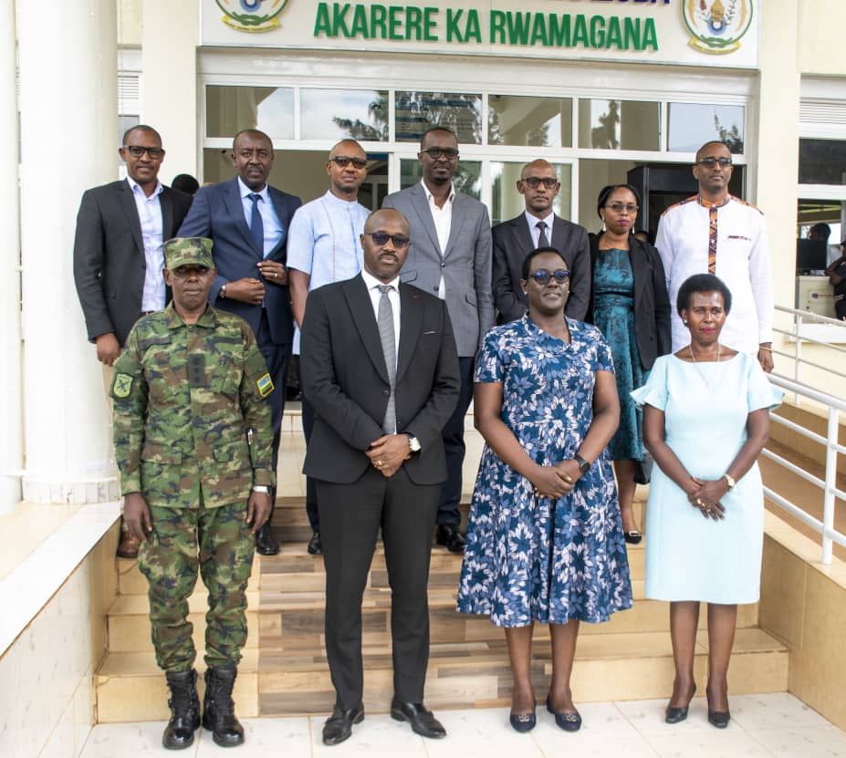 muhaziyacu's tweet photo. Uyu munsi Umunyamabanga Nshingwabikorwa w’Intara y'Iburasirazuba,@JeanneNhabimana yakoze ihererekanyabubasha na Guverineri mushya w'iyi ntara @PudenceR ,anamwereka uko iyi Ntara ihagaze mu byiciro bitandukanye. Ni umuhango witabiriwe n’Umunyamabanga wa Leta muri @RwandaLocalGov.. https://t.co/bBb48VD6jS