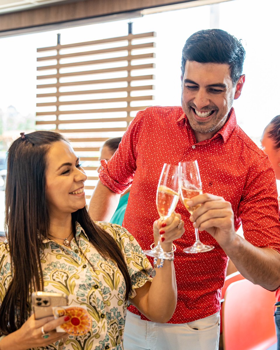 Atención McLovers 🚨❤️ Nuestro nuevo restaurante McDonald’s Itauguá está oficialmente abierto 🎉 Pasá por tus McCombos favoritos y disfrutar de muchas sorpresas durante el día de hoy 🤩