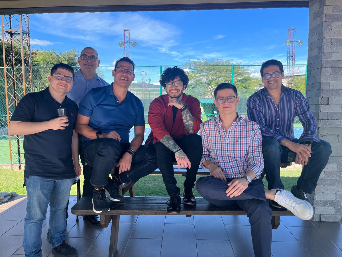 hello_iconic's tweet photo. Our team in Honduras shared a festive Christmas lunch, creating lasting memories!🎄❤️ Let's keep the spirit alive and gather more memories together!🥂🙌

#helloiconic #digitalproducts #team #christmas https://t.co/hZgS7fLWGI