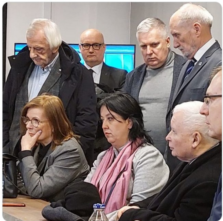 SamselMarcin's tweet image. Gęby ponure, spojrzenia tępe...
- Z czym to walczycie, bracia?
- Z postępem...

~ K. I. Gałczyński