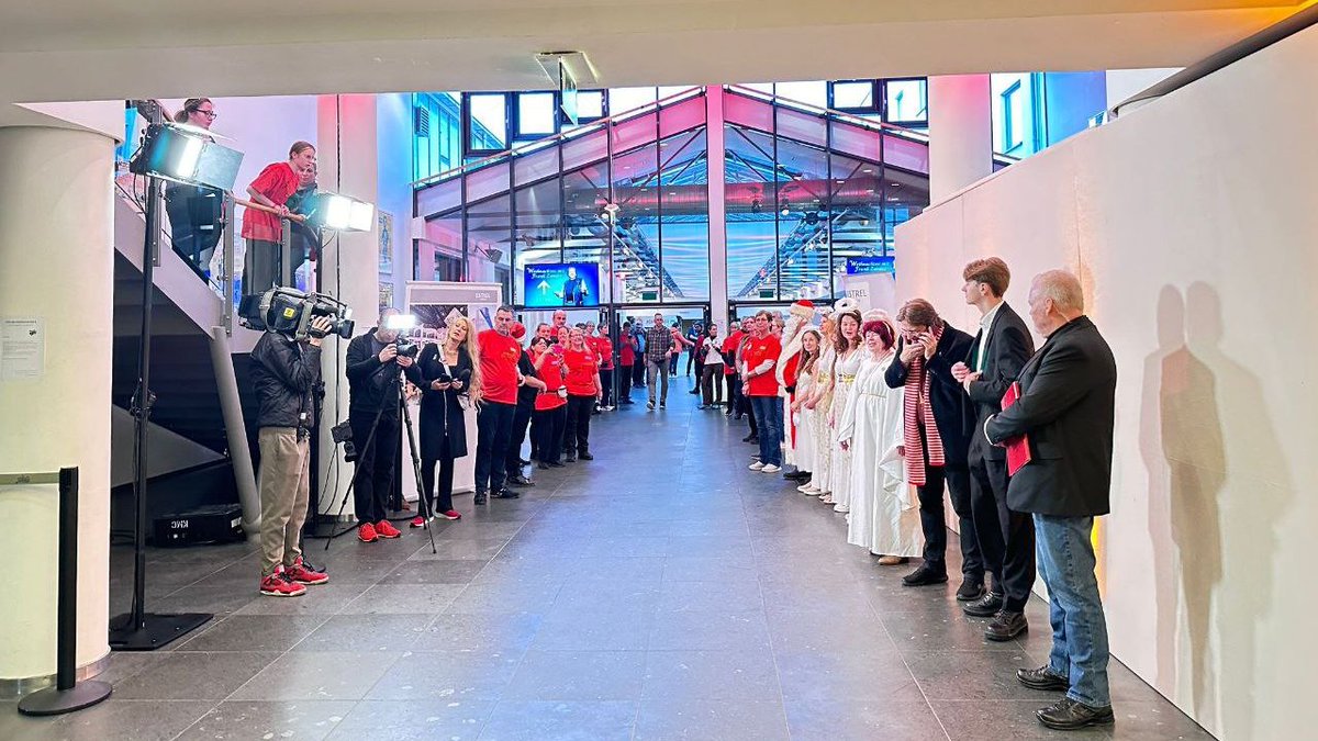 Seit Jahrzehnten beschert #FrankZander Obdachlosen &amp; Bedürftigen in #Berlin ein opulentes Weihnachtsfest.
Der Verein "Polizisten für Obdachlose " unterstützte auch dieses Jahr gerne bei der Vorbereitung und Umsetzung.
^tsm