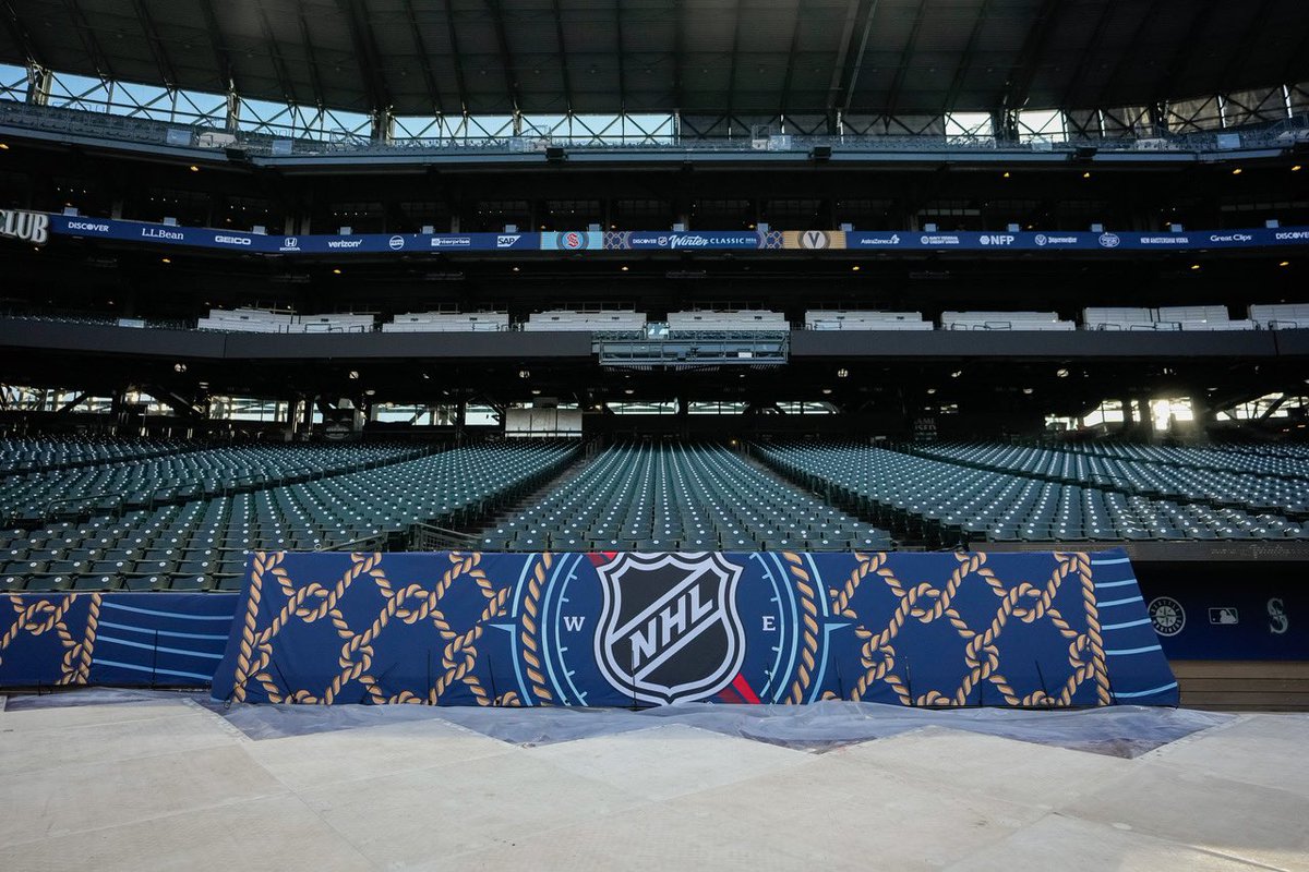 SeattleKraken's tweet photo. 🎶 It's beginning to look a lot like #WinterClassic 🎶 https://t.co/fvATlTqoPY