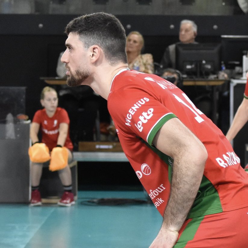 FVBIB (@fedvbib) on Twitter photo 🔝🇪🇺 Grans resultats dels dos jugadors mallorquins que disputen competició europea.
👏🏽 Guillem Pont va aconseguir passar als quarts de final de la #CEVChallengeCupM.
✔️ Victòria de <a href="/mikiforju/">Miki Fornés Jul</a> en el tercer partit de la fase de grups de la Champions League.
#VoleibolDeCaNostra 🔝🇪🇺 Grans resultats dels dos jugadors mallorquins que disputen competició europea.
👏🏽 Guillem Pont va aconseguir passar als quarts de final de la #CEVChallengeCupM.
✔️ Victòria de <a href="/mikiforju/">Miki Fornés Jul</a> en el tercer partit de la fase de grups de la Champions League.
#VoleibolDeCaNostra