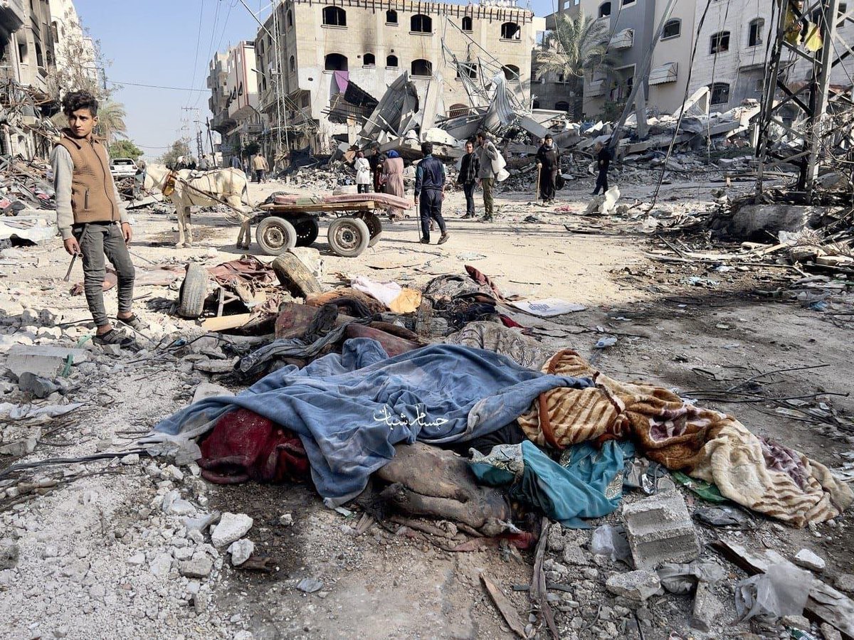 Timesofgaza's tweet image. Bodies are scattered across the roads in Jabaliya