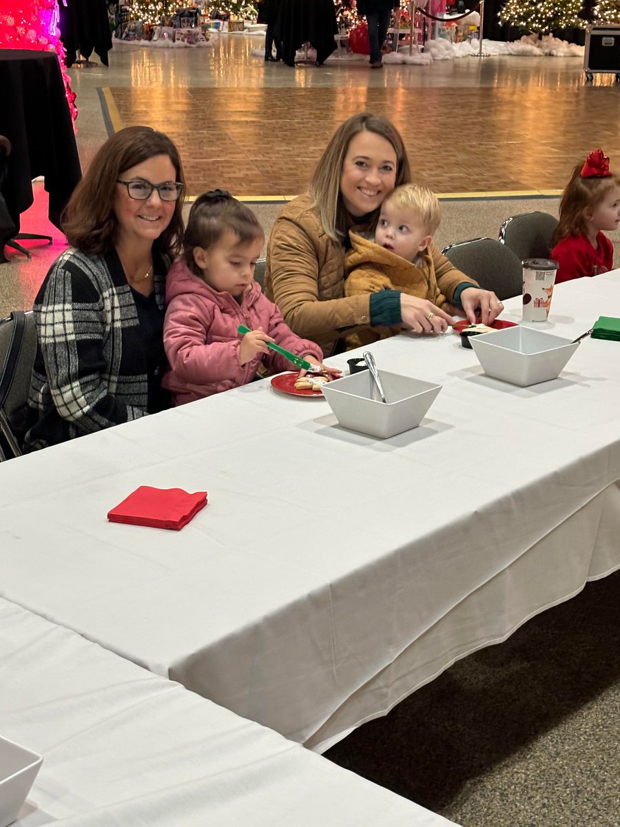 marathonmrp's tweet photo. Members of the Marathon family attended the Buffalo Festival of Trees Family Day at the Buffalo Convention Center. All proceeds of the event were to the Oishei Children's Hospital. Quality family time was spent and our president, Tod Cislo purchased a beautiful Christmas tree! 🎄 https://t.co/dvfXxlYp2t