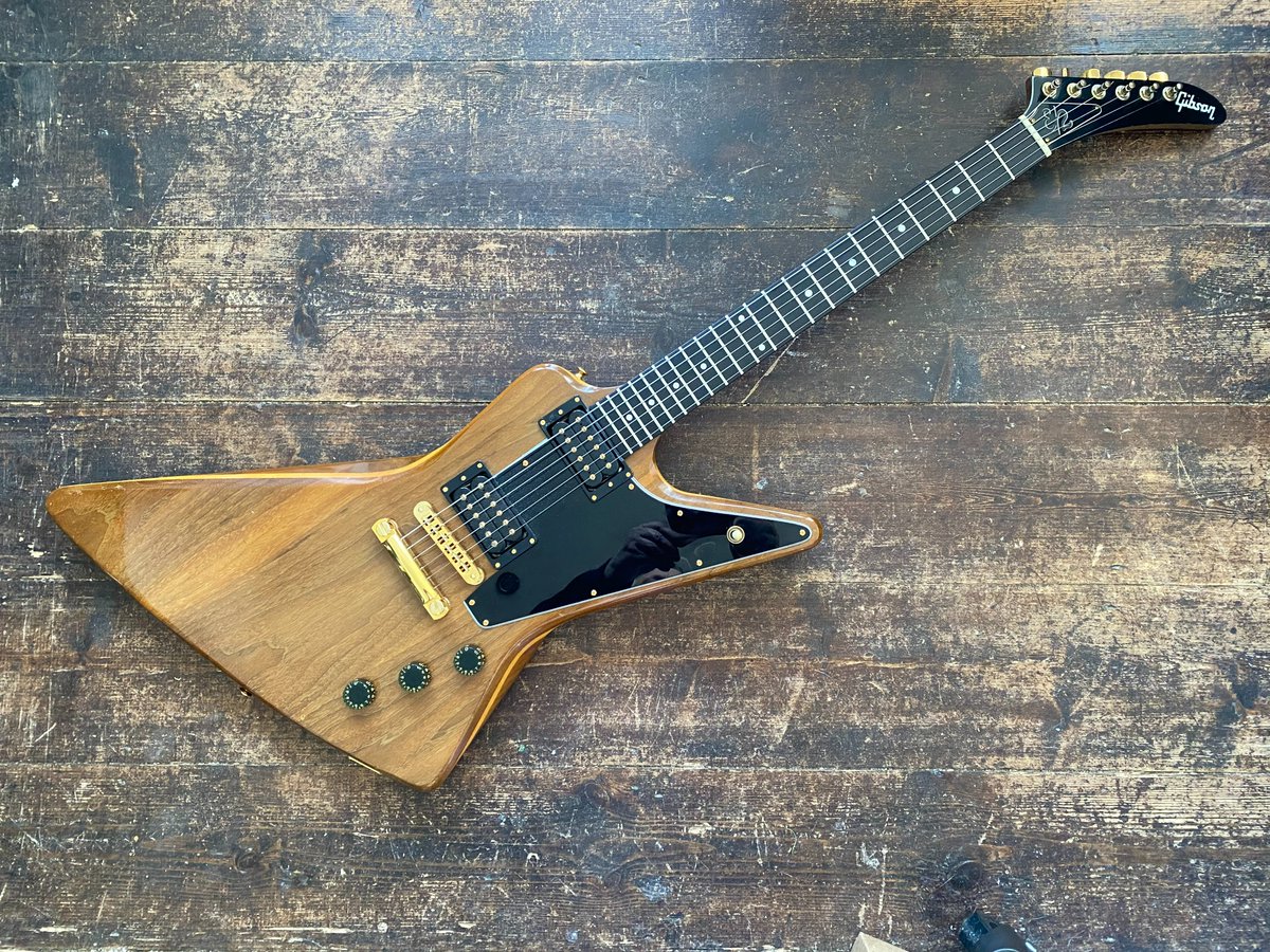 Here is CRAVE Guitars' sumptuous 1979 Gibson Explorer E2 (courtesy of Peter Cox from Go West). Just fantastic. craveguitars.co.uk/home/features/… Truth, Peace, Love and Music. Love Vintage Guitars ❤️🎸