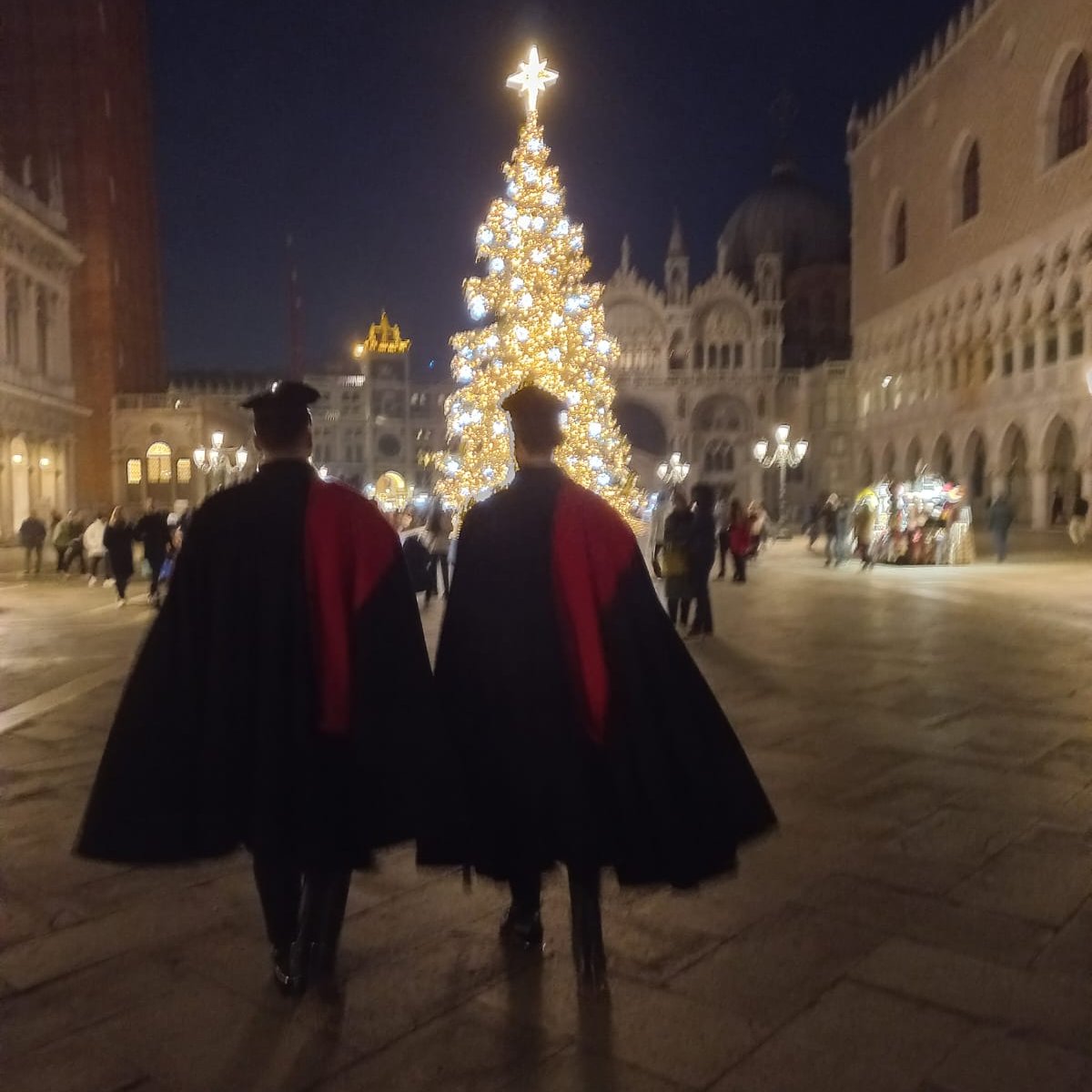Buone Feste da Venezia
#PossiamoAiutarvi #Carabinieri #Difesa #ForzeArmate #22dicembre