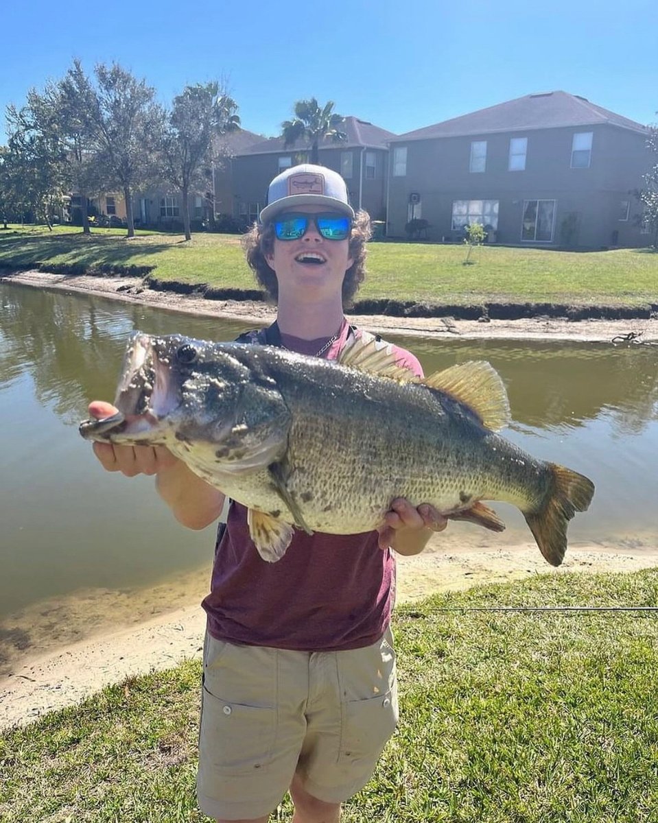 🐟An Absolute Monster Bass
•
🎣: @ethanfort.12 (IG)
•
•
•
#kayakfishing #fishfinders #fishingtips #fishinglife #fishing #fisherman #saltwaterfishing #freshwaterfishing #fish #fishingstore