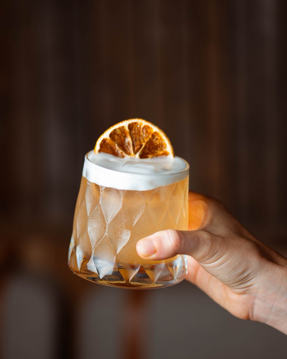 Who's joining us for festive cocktails this weekend? ✨ Try our Claus-mopolitan and Orange Whiskey Sour, they're the taste of Christmas in a cocktail! 👏🎄