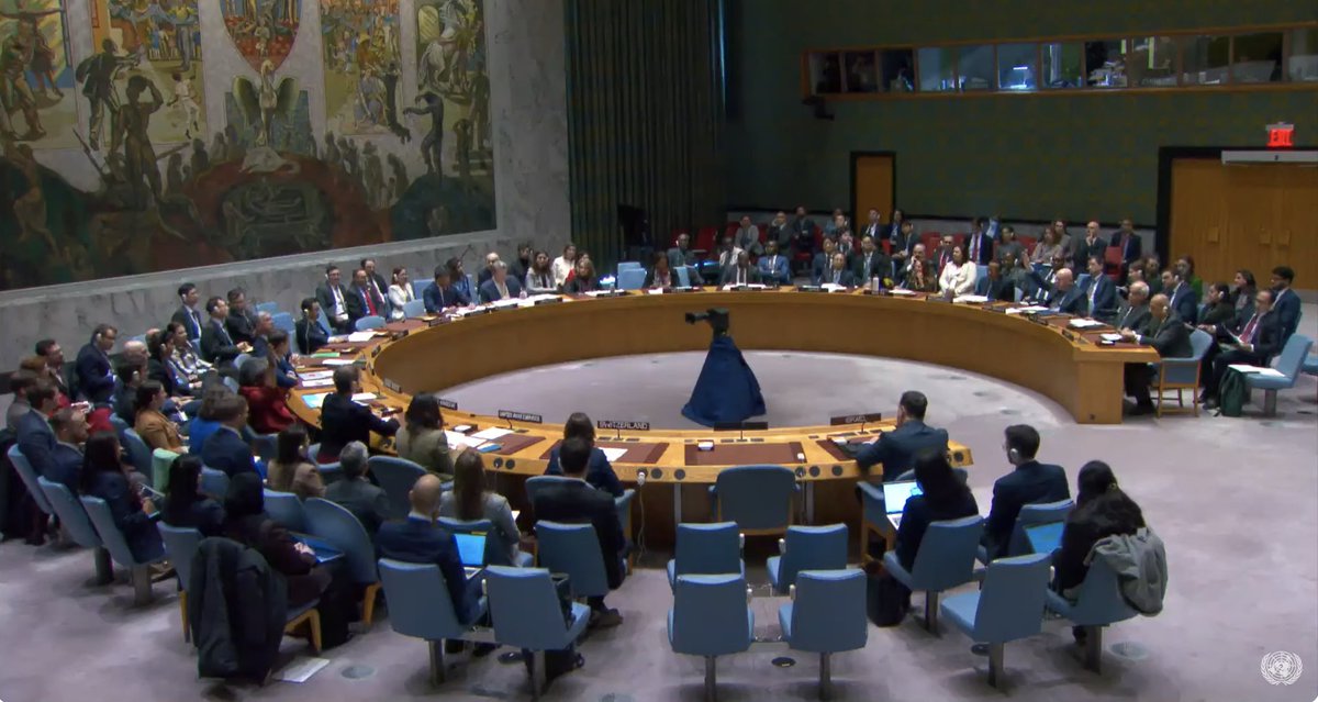 #BREAKING UN Security Council ADOPTS resolution calling for urgent steps to allow safe, unhindered and expanded humanitarian access throughout Gaza; US and Russia abstain VOTE In Favor: 13 Against: 0 Abstain: 2 (US, Russia) Our coverage news.un.org/en/story/2023/…