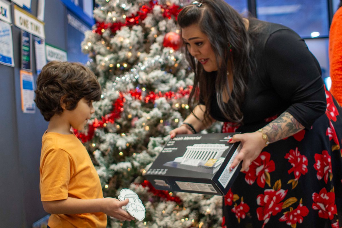 On December 16, the Family Services community celebrated together at our annual Family Services Holiday Party! ❄️🎁 Our Fortune families enjoyed games and dancing, face painting and more on this fun-filled and festive day.