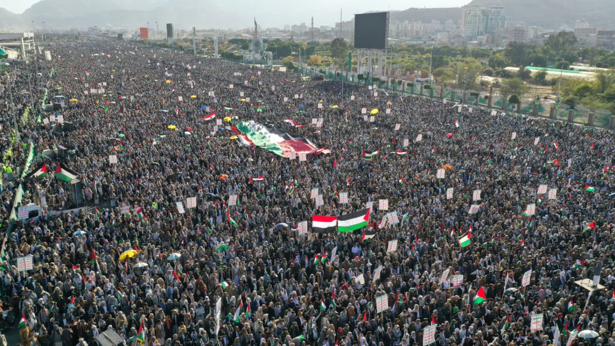 #قائد_عظيم_وشعب_عظيم
هذا هو الاسلام هذا هو الدين 
متصدر المشهد (يمناء) لحاله 

محال نتنازل ونترك فلسطين 
مع علم زلزل عروش الضلاله 

هذا بداية دور قلب الموازين 
بقوة . القهار . مولئ . الجلاله 

الامر واضح من خلال العناوين 
طاحت عروش الهيمنه والعماله