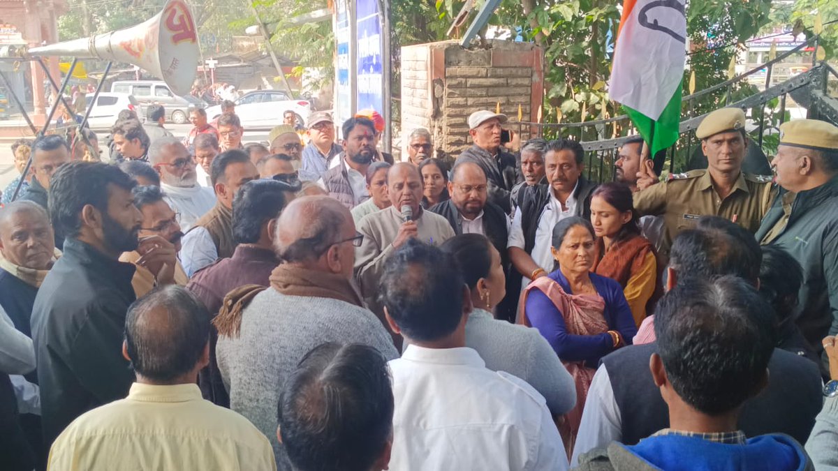 देश के सांसद जनता की आवाज है और उनका निलंबन जनता की आवाज को दबाने जैसा है।

मोदी सरकार की इसी तानाशाही के खिलाफ बांसवाड़ा कांग्रेस ने प्रदर्शन कर विरोध जाहिर किया।
📍बांसवाड़ा