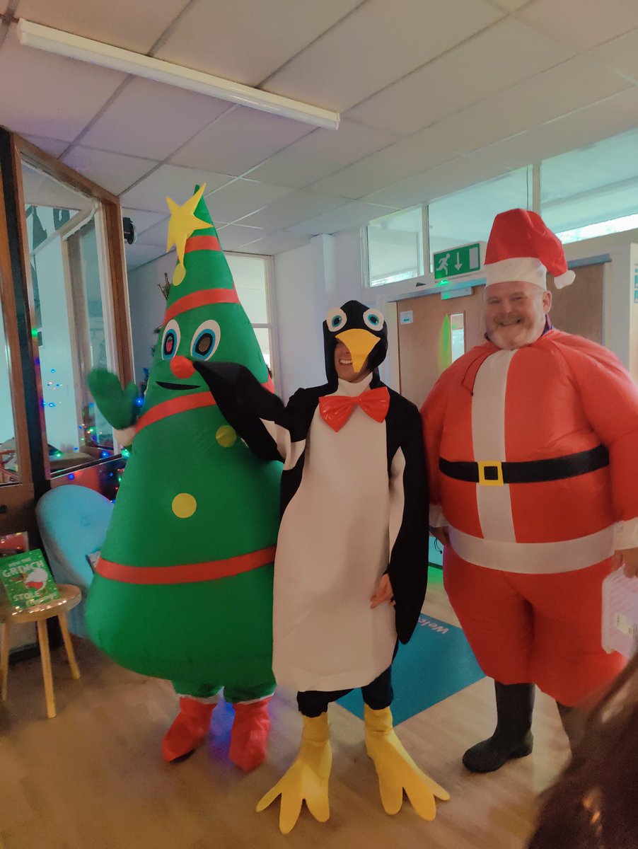 Our final day in school and the children were treated to some very special visitors at the school gate this morning. 🎅🎄🐧This afternoon will be Christmas parties before everyone gets to enjoy a restful weekend before Christmas Day. 🎄 
#makingmemories
#nearlychristmas