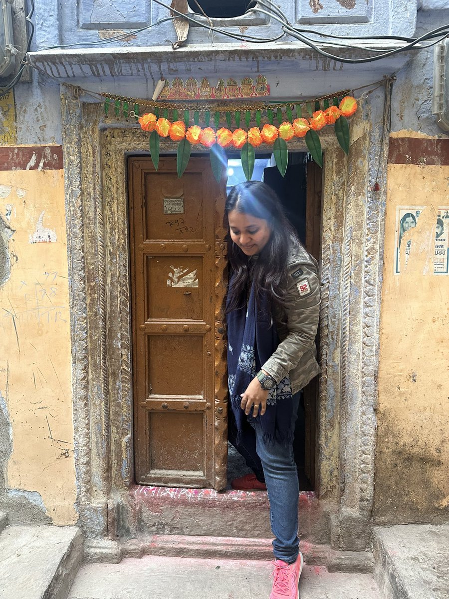 संदूक से झाड़फूंक कर निकाली घनघोर पुरातन गलियां,
देहरी पर बैठकर बतियाने वाले गंगा किनारे के पंचायती मोहल्ले,
बिना बोले, बिना सुने कहीं भी मुड़ जानेवाले बेहिसाब रास्ते,
और मंत्र-पुराण समेटे इन चौबारों में सोने की जरी सा तुरपे हुए शिवालय…

सारे के सारे, झपटकर अपने कर लेने का इरादा