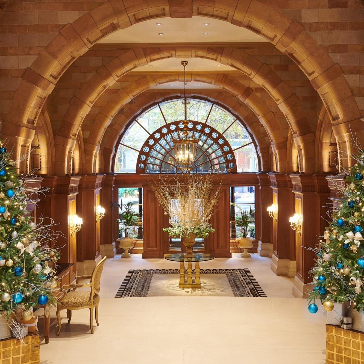 Experience the magic of the holiday season the moment you enter The Landmark London ✨ #TheLandmarkLondon #LeadingHotelsOfTheWorld #Christmas #Festive #London